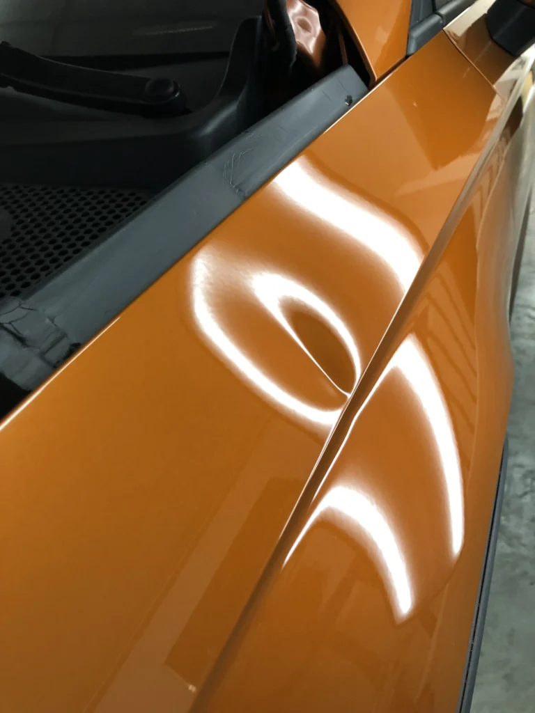 Antes y después de reparación lateral de carrocería con técnica PDR en coche