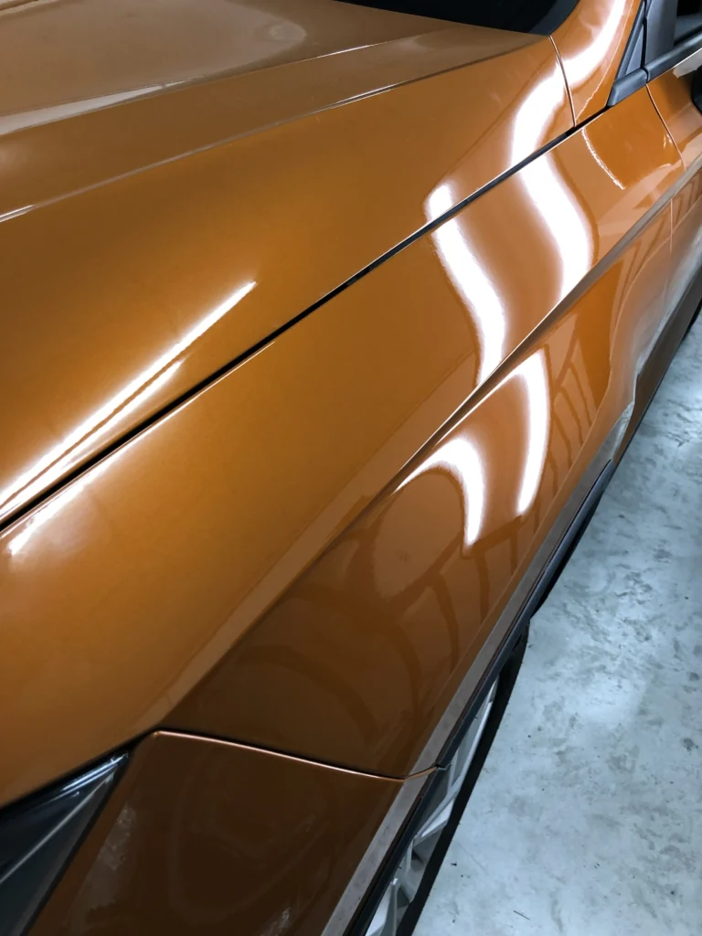 Antes y después de reparación lateral de carrocería con técnica PDR en coche