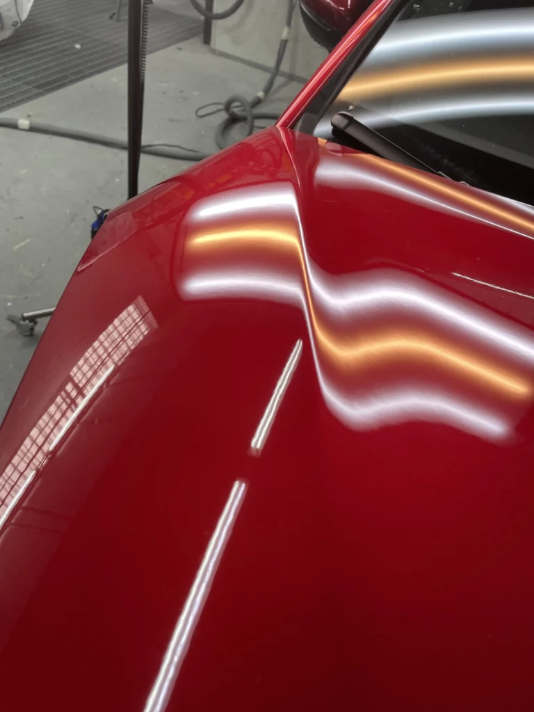 Reparación de chapa en capó de coche con varillero profesional