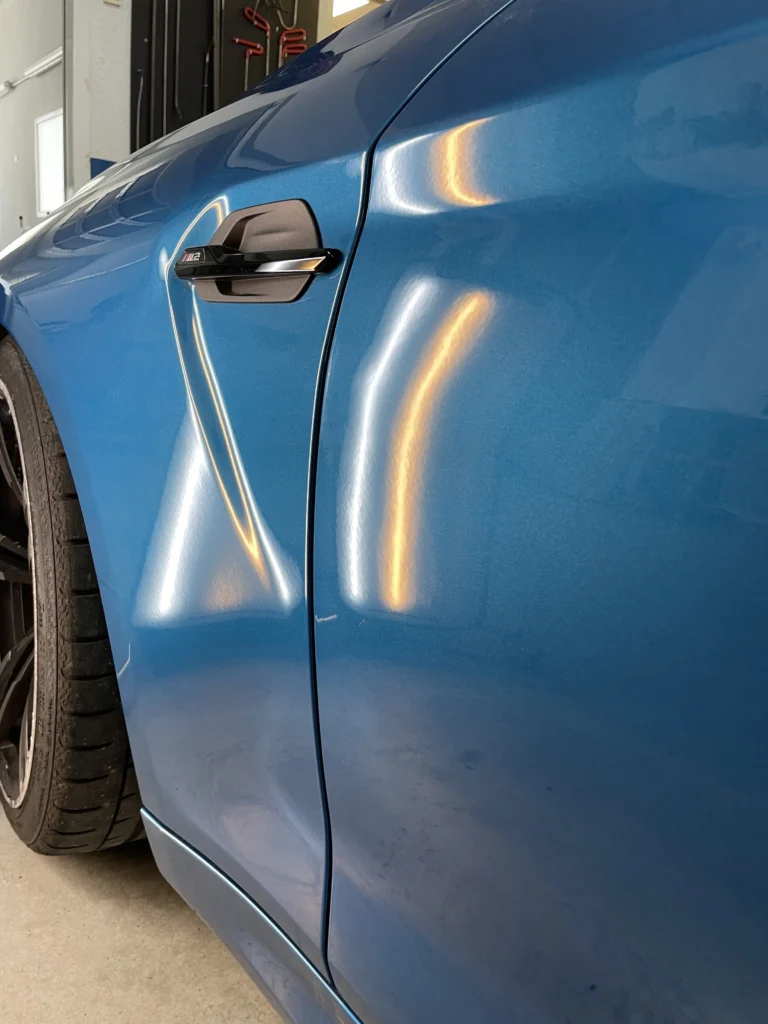 Coche con abolladura lateral reparado por Dentmaster en Barakaldo