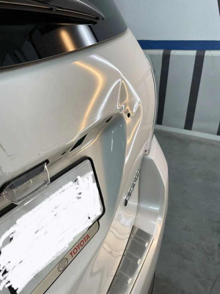 Antes y después de reparación lateral de carrocería con técnica PDR en coche