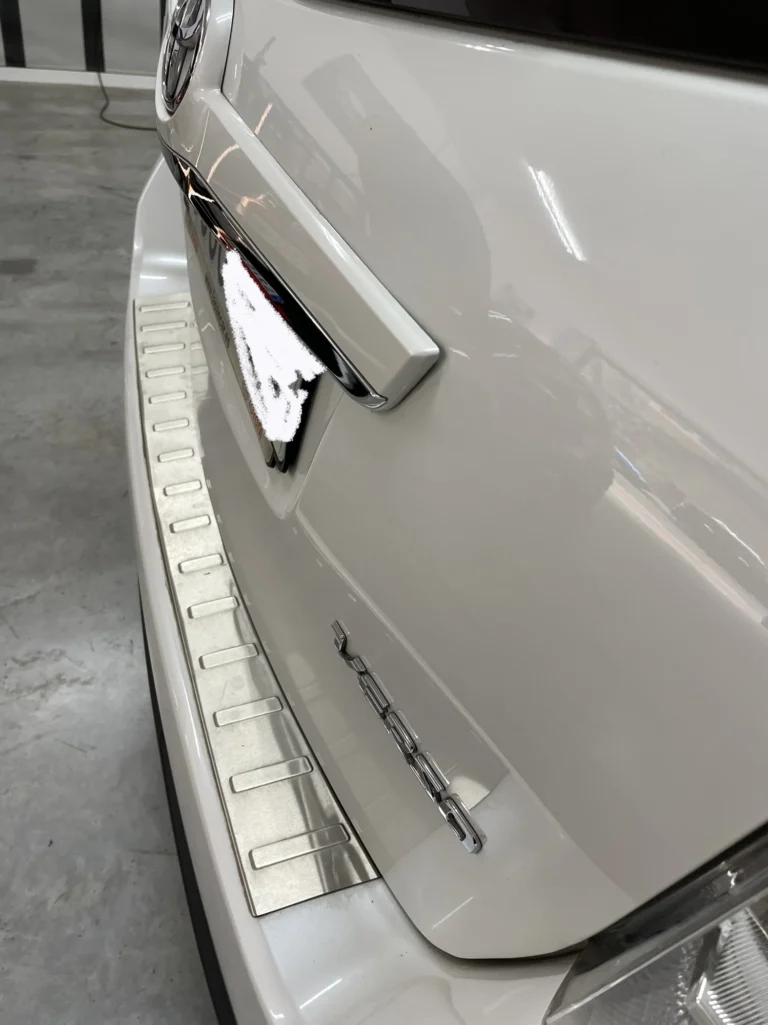 Coche después de reparación de golpe de chapa con técnica de varillero sin pintar.